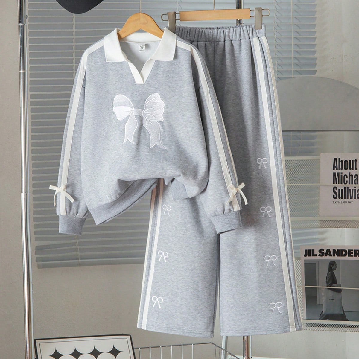 Conjunto de sudadera con cuello en V bordada con lazo y pantalones rectos a juego con raya lateral, look casual de otoño/invierno para niñas con est