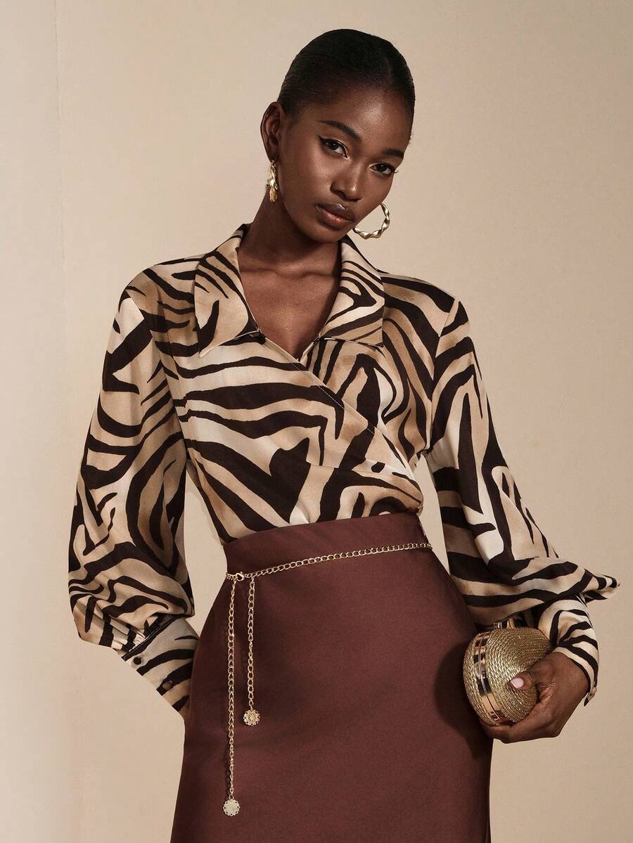 JIAN LASALA Camisa de manga larga con estampado de cebra, bajo asimétrico, cierre con lazo y mangas farol. Colección de ropa de mujer de lujo, elegante y con estampados gráficos - Marrón - Ver 1
