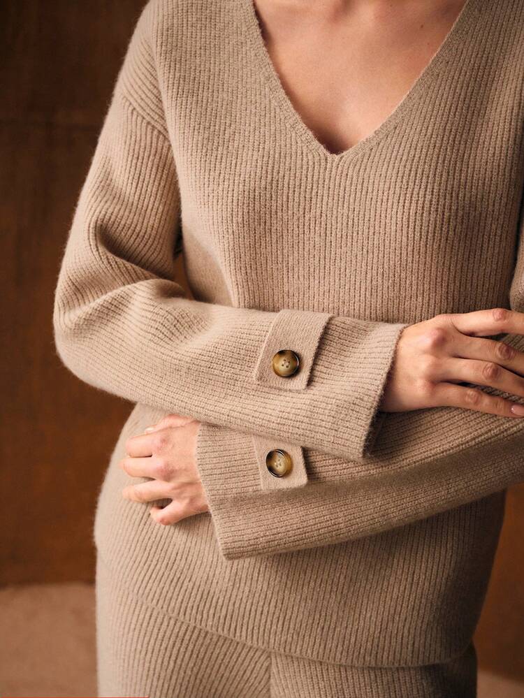 2개 니트 세트: V넥 드롭 숄더 스웨터 (타이 커프 디테일 포함) & 와이드 레그 니트 바지