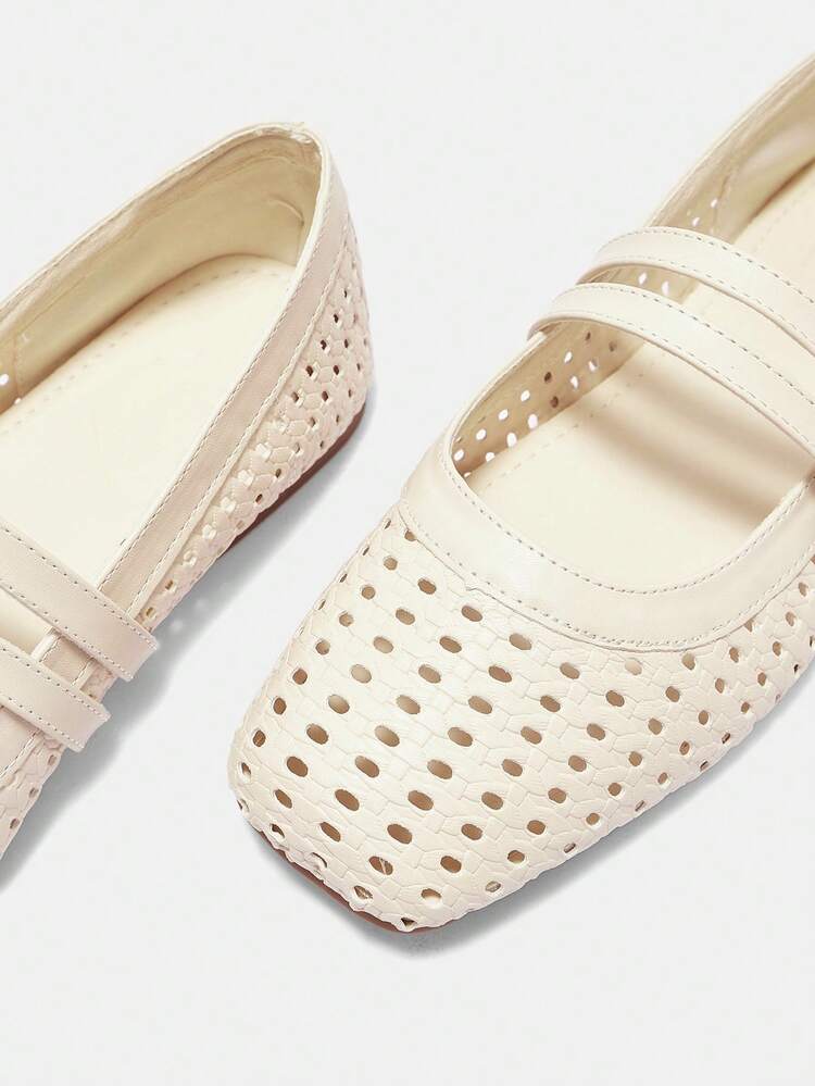 CUCCOO CURVES レディース ワイドフィット ラウンドトゥ フラットシューズ、ベージュ型押しファブリック、ミニマルデザイン、快適、通気性のある穴開きバックルストラップ、プラスサイズ