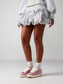 Missguided x Playboy 荷叶边下摆抽绳短裤，带粉色徽标印花，居家标语休闲裤 - 灰色 - 查看 5