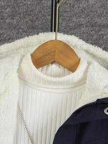 SHEIN Czarny płaszcz z kapturem dla chłopca, ciepły i wygodny ubiór odpowiedni dla chłopców w wieku 4-7 lat na jesień, wiosnę i zimę. Kurtka nadaje się do noszenia na zewnątrz, w szkole i w domu