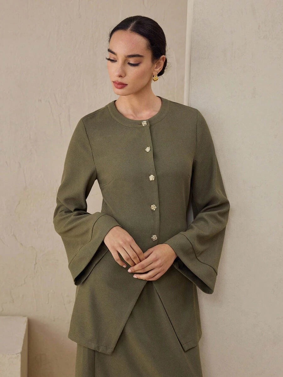 Graceveil Bộ 2 món áo dài cổ tròn thắt eo màu xanh ô liu đính nút hoa hồng ánh kim xẻ tà và chân váy thẳng cho nữ - Màu xanh Ô liu - Xem 1