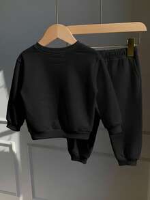 SHEIN 2件套男/女婴休闲运动灰色字母印花长袖卫衣裤套装，秋冬男婴套装，男婴运动裤套装，圣诞节 - 黑色 - 查看 2