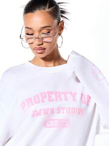 SUMWON WOMEN 超大长袖学院风图案T恤，带有品牌标语和袖子细节 - 白色 - 查看 6
