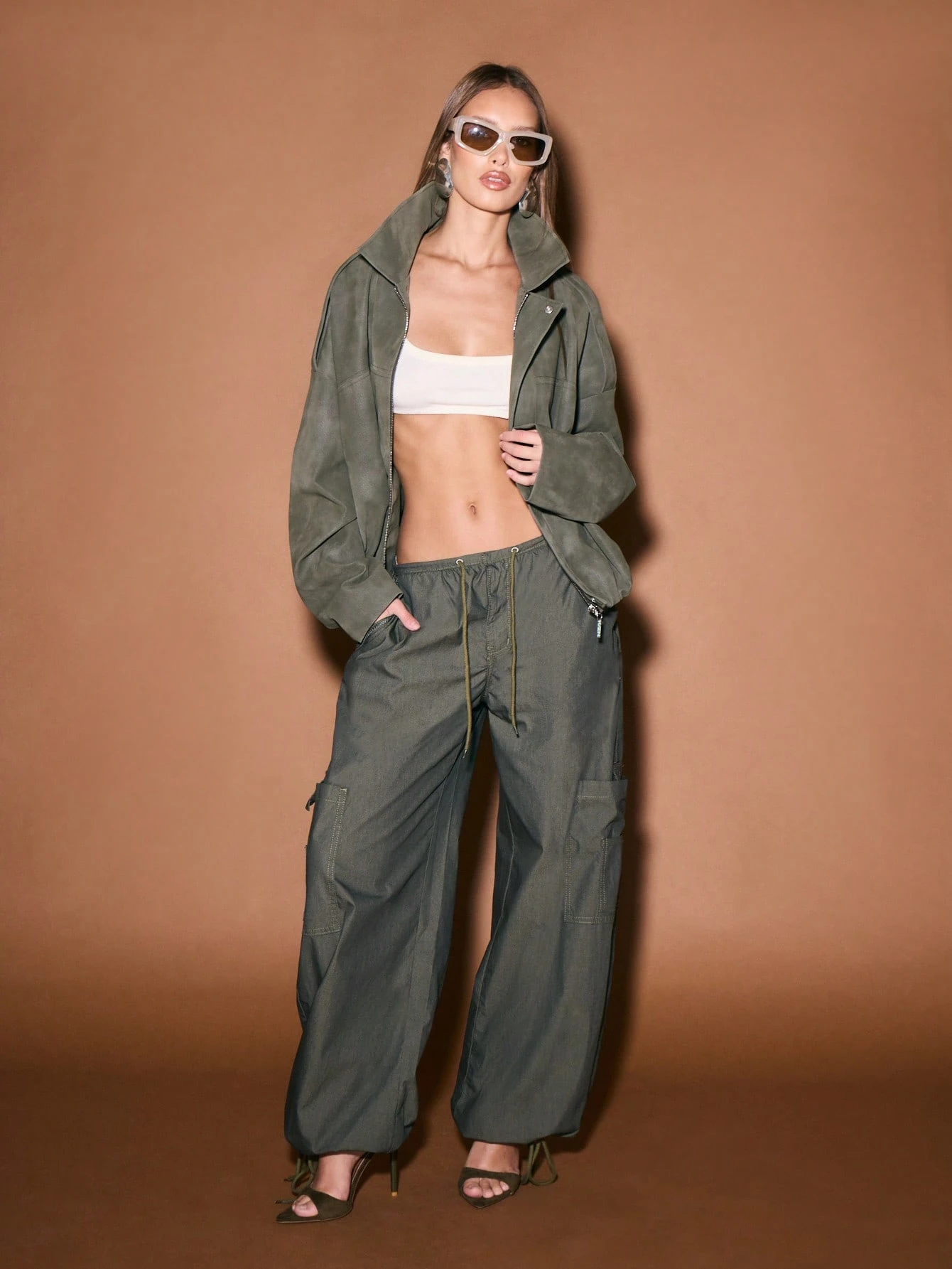 KIZN Casaco utilitário oversized de camurça cáqui com gola alta