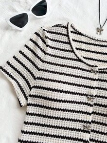 Soleia 大码女士度假米色和白色条纹针织纹理圆领开衫，搭配精致蝴蝶结和金属纽扣，合身下摆开衩 T 恤，适合度假、约会、下午茶、海滩、游轮、城市度假、音乐节、波西米亚风度假 - 黑與白 - 查看 4