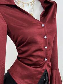 SHEIN Unity Blusa ajustada de mujer con cuello de satén, manga larga, cintura fruncida y bajo asimétrico - Burdeos - Ver 3