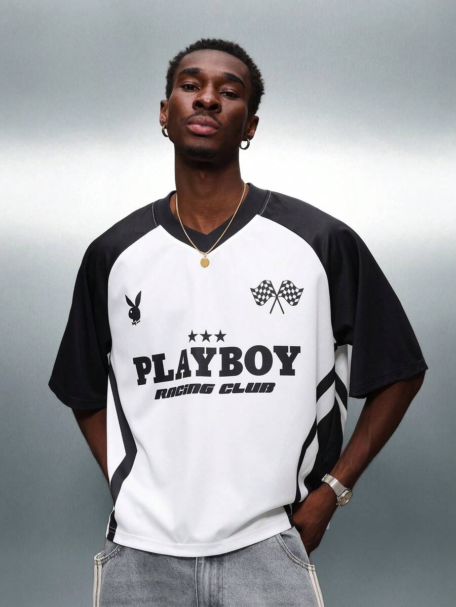 PLAYBOY X SUMWON Camiseta de jersey de cuello en V, ajuste boxy, manga corta, con gráficos y logotipo impreso del club de carreras - Blanco y Negro - Ver 1