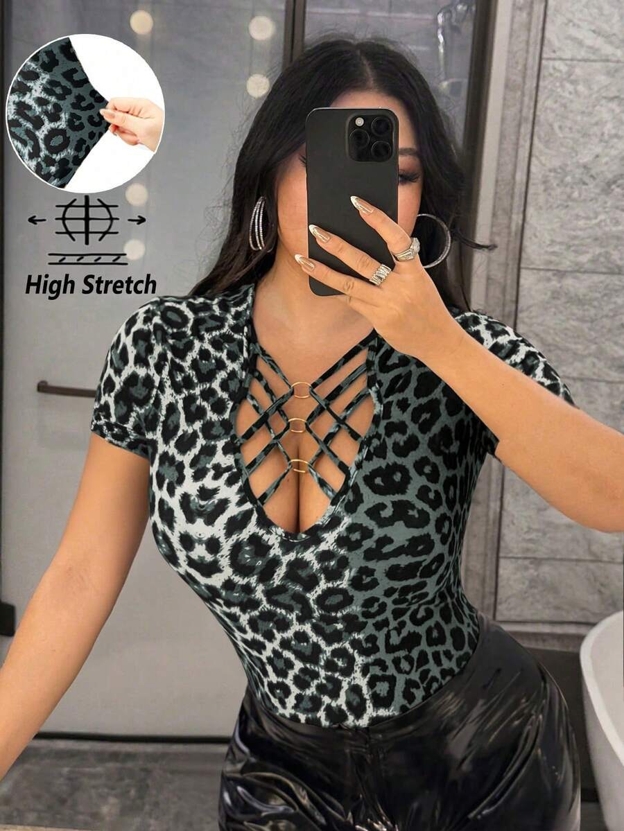 Rafferiza 女士优雅商务休闲舒适度假旅行性感黑色豹纹办公室复古风格2025春夏秋季新款女式上衣外出派对约会性感镂空交叉吊带不对称领金属环扣短袖T恤 - 灰色 - 查看 1