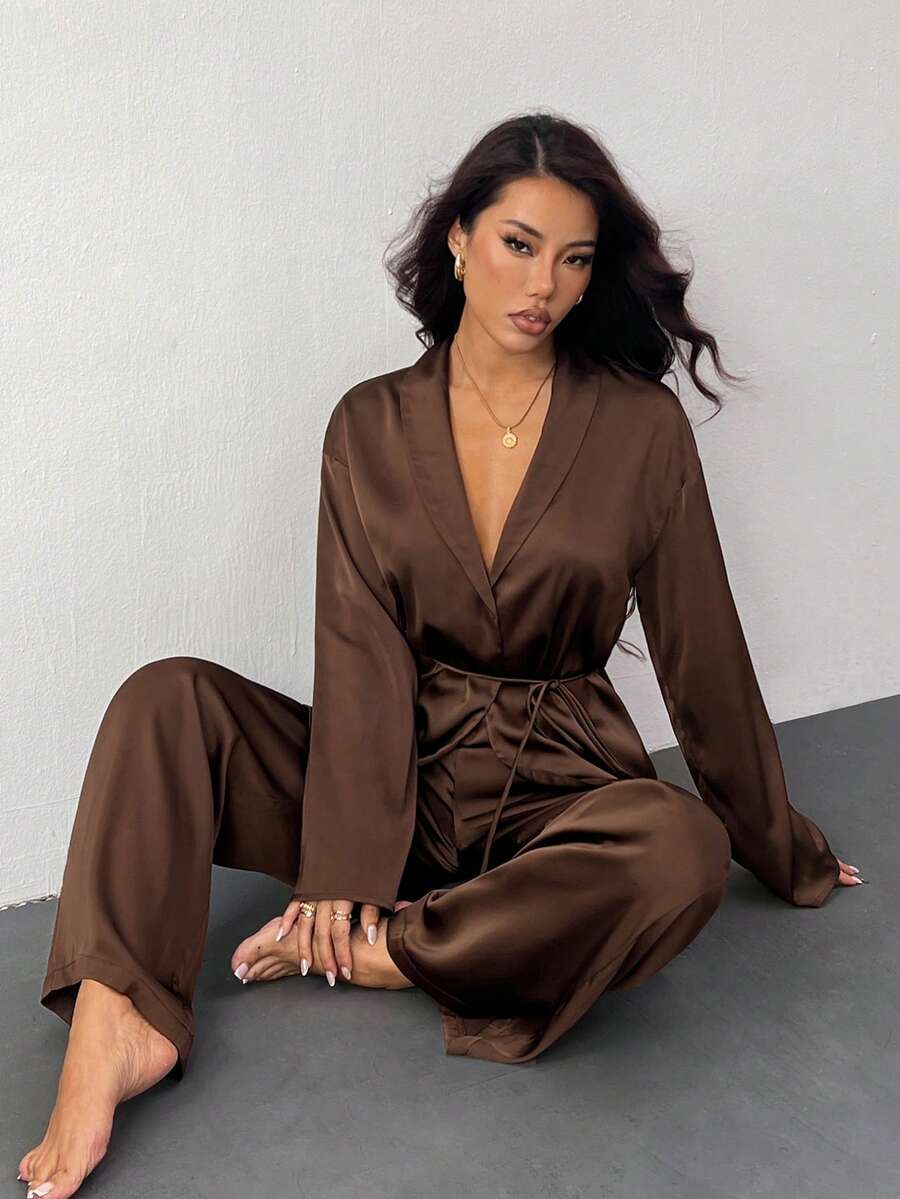 SHEIN PETITE Bộ đồ thường ngày thu/đông cho nữ, áo khoác cardigan dài tay buộc dây phía trước bằng vải satin trơn màu và quần cạp chun, bộ đồ ngủ 2 món cho nữ, trang phục công sở thường ngày cho nữ - màu nâu - Xem 1