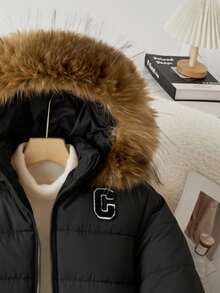 SHEIN Explorewe Manteau rembourré épais à capuche décontracté pour filles, col en fourrure marron, logo brodé sur la poitrine, poignets et ourlet côtelés, poches en biais, convient pour le shopping, la promenade, l'école, les déplacements, les voyages, peut être associé à des pulls, manches longues, pantalons