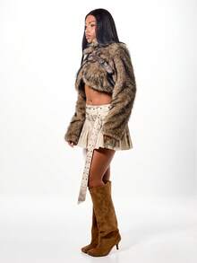 SUMWON WOMEN Áo khoác lông thú giả cắt ngắn có dây da Áo khoác mùa đông sang trọng Phong cách Biker - Màu be - Xem 7