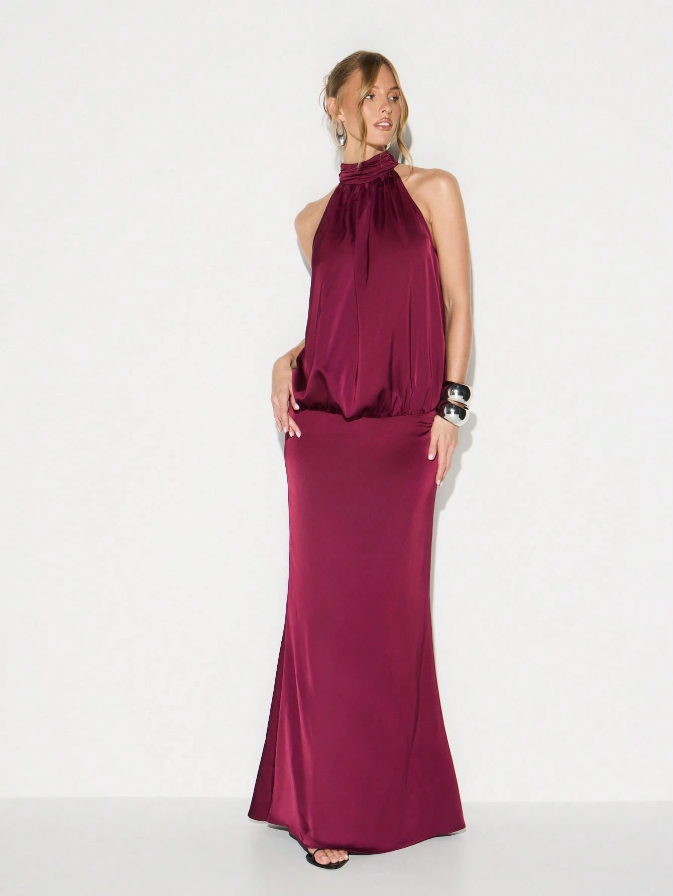 KIZN Abito maxi in raso con collo all'americana