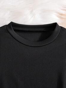 Set di maglietta a maniche lunghe nera e gonna a quadri, semplice e alla moda, per ragazze giovani