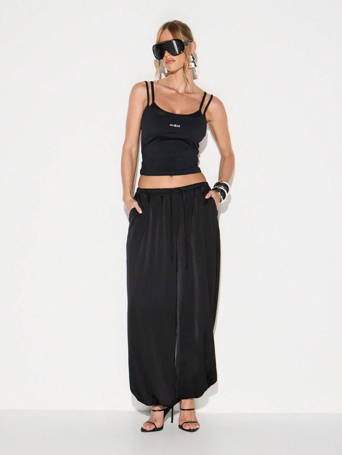 KIZN 로고가 있는 더블 레이어 스트래피 탱크 탑