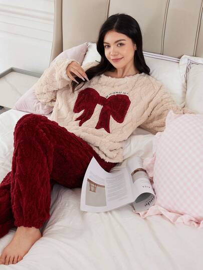 SHEIN 少女蝴蝶和字母刺绣毛绒拼色长袖睡衣套装，米色和酒红色，适合圣诞节和新年