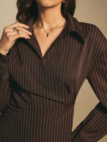 Poéselle Blusa asimétrica con hombros caídos, cruce y envolvente a rayas, bajo asimétrico, cintura recogida con pliegues, camisa a rayas estilo americano, top a rayas marrón, top marrón, diseño asimétrico, simple y elegante, apta para uso diario, salir, ir al trabajo, otoño/invierno - Marrón - Ver 3