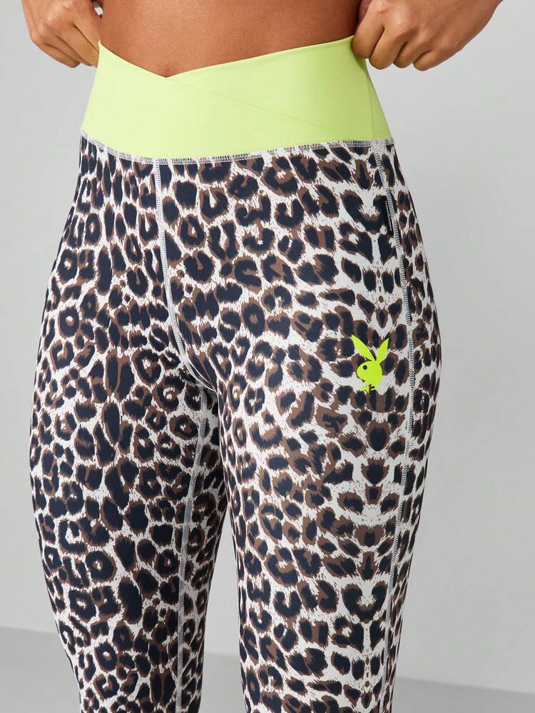 Missguided x Playboy Conjunto deportivo con estampado de leopardo y ribete neón
