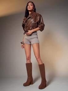 SHUZIA Legs For Days 女式 3.25 英寸粗跟和 1 英寸厚底方头优质面料绒面棕色及膝靴 - 时尚、精致、轻松，经典黑色，彰显您的大胆秋冬风格。 - 巧克力棕 - 查看 4