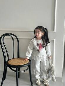SHEIN 2 piezas Conjunto de primavera/otoño para niñas, incluye sudadera con adorno de encaje y pantalones de corte holgado, decoración desmontable de lazo a cuadros, estilo casual escolar - Gris Claro - Ver 8