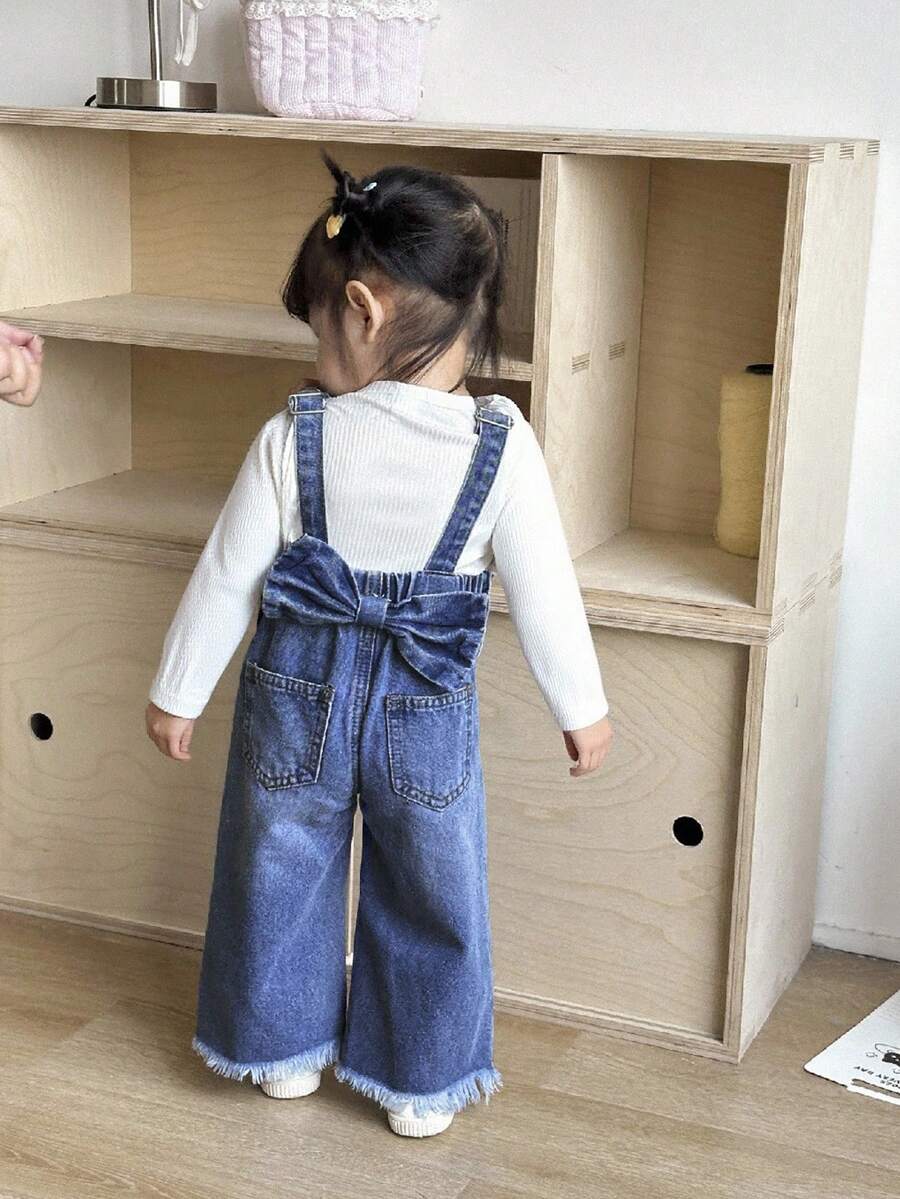 SHEIN 女婴 3D 蝴蝶结装饰蓝色牛仔背带裤、女童春夏休闲度假乡村波西米亚风服饰、女童沙滩装、女童西部街头装、春假装、狂欢装节日牛仔背带裤、女童度假装 - 深色水洗藍 - 查看 1