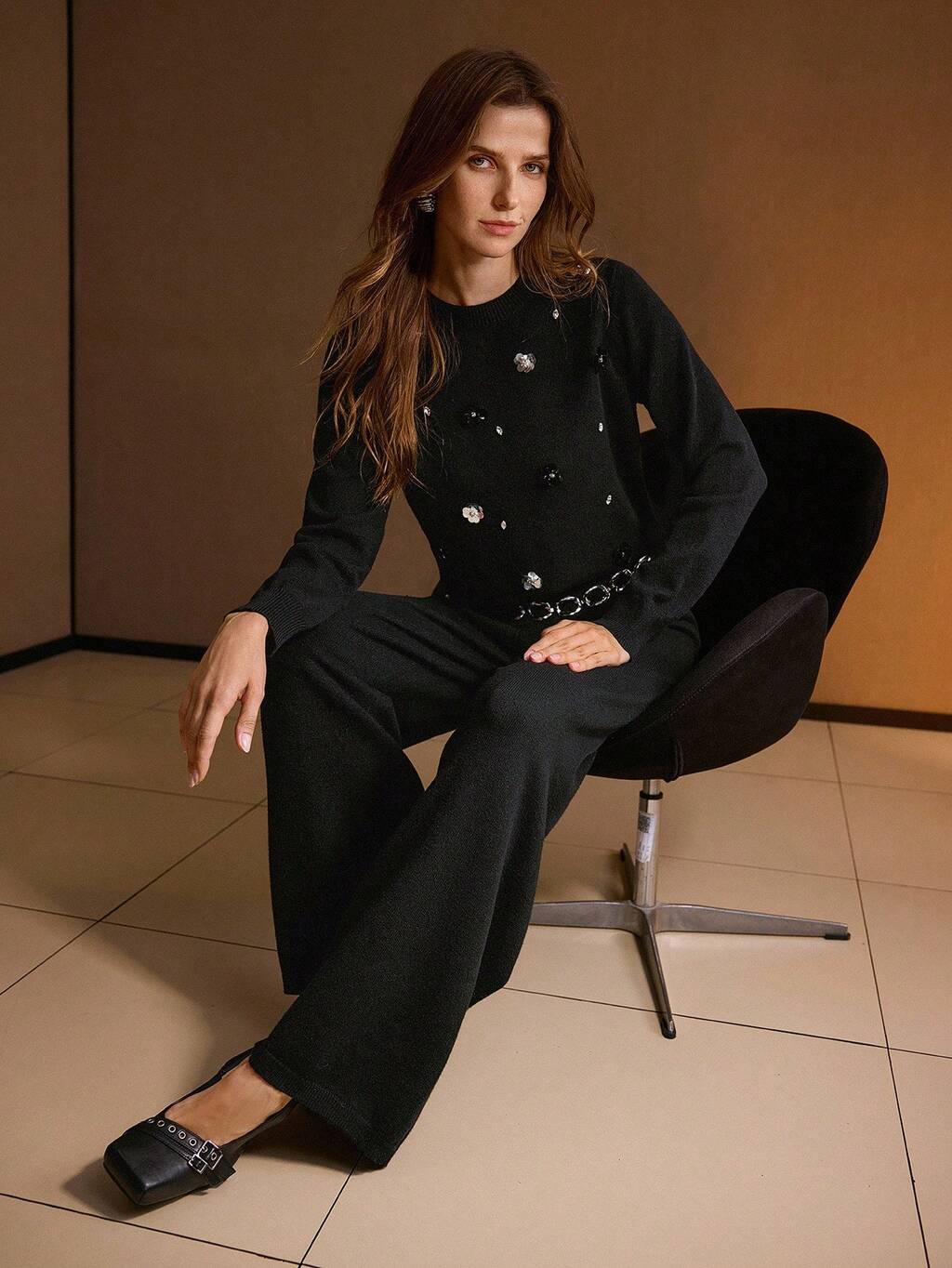 CONJUNTO DE SUÉTER COM APLICAÇÕES E CALÇA DE MALHA RETA PARA OUTONO E INVERNO