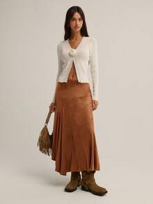 Nöista 这款棕色中长裙采用柔软的绒面革纹理、精致的斜裁缝线和柔和的喇叭形廓形。非常适合秋冬季节穿着，为休闲装扮增添一丝精致，也非常适合晚间活动。 - 駝色 - 查看 6