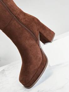 SHUZIA Legs For Days 女式 3.25 英寸粗跟和 1 英寸厚底方头优质面料绒面棕色及膝靴 - 时尚、精致、轻松，经典黑色，彰显您的大胆秋冬风格。 - 巧克力棕 - 查看 7