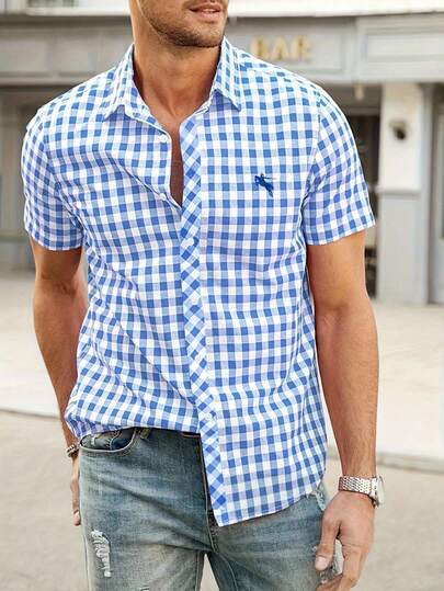 Manfinity Homme قميص أكمام قصيرة مربعات أحمر، شعار مطرز فريد، قميص مربعات منعش، كاجوال ومتعدد الاستخدامات. قميص جينجهام أزرق وأبيض للرجال، قمصان صيفية للرجال، قمصان أكمام قصيرة للرجال، قمصان كاجوال للرجال، قمصان جينجهام. هدية رائعة لصديق أو زوج.