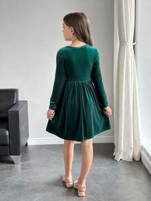 SHEIN 青少年女孩方领腰部收紧绿色天鹅绒长袖连衣裙，优雅适合派对、度假，百搭又时尚 - 綠色 - 查看 2