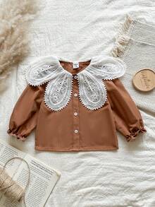 SHEIN Vintaside Kids 女婴白色蕾丝领长袖衬衫，时尚百搭娃娃衫，舒适时尚，适合日常穿着，春秋季 - 咖啡棕 - 查看 3