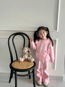 SHEIN 2件組少女可愛淡粉色套裝，女童蝴蝶結裝飾衛衣與喇叭褲套裝，秋季家庭親子穿搭學院風休閒套裝 - 粉色 - 查看 3