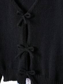 SHEIN 黑色V领女童开衫，饰有手工编织的小羊毛蝴蝶结和隐形纽扣。适合春、秋、冬季穿着。柔软舒适，适合日常穿着和旅行。 - 黑色 - 查看 12