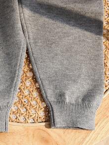 SHEIN 2件套男童/女童休闲运动时尚绅士学院风百搭立领半拉链条纹毛衣和白色针织裤套装 - 灰色 - 查看 5