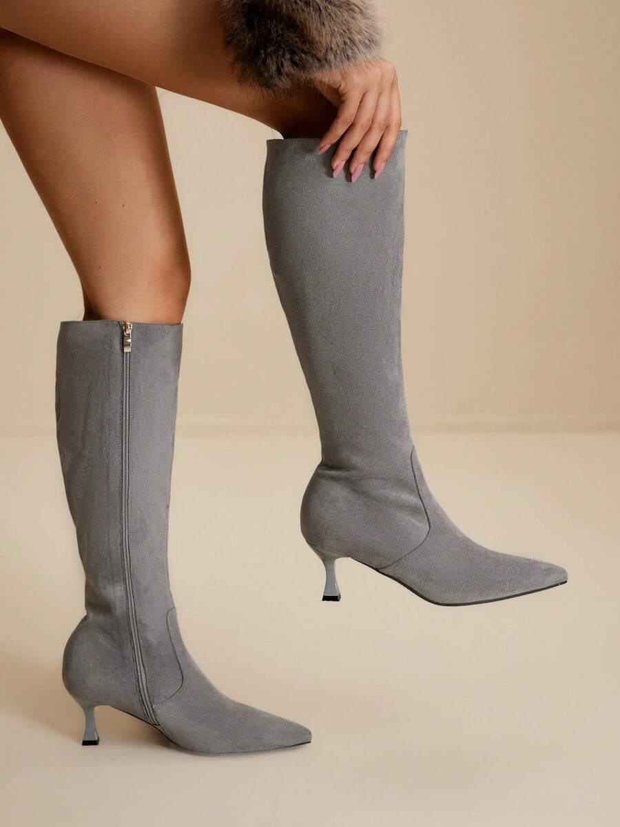Daringsoles Bốt cao đến đầu gối gợi cảm cỡ lớn thời trang nữ mũi nhọn da lộn màu xám gót mèo có khóa kéo bên hông cho tiệc tùng, đám cưới - Xám - Xem 1
