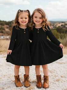 Emery Rose Kids Emery Rose Kids 女童纯色长袖圆领罗纹连衣裙，前襟纽扣设计，适合秋冬季节穿着，居家、户外运动、上学、日常休闲皆宜。款式和我妈妈、姐姐、妹妹的都一样。万圣节黑色连衣裙，女童春秋法式连衣裙，秋季长袖连衣裙 - 黑色 - 查看 5