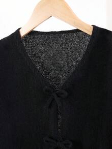 SHEIN 黑色V领女童开衫，饰有手工编织的小羊毛蝴蝶结和隐形纽扣。适合春、秋、冬季穿着。柔软舒适，适合日常穿着和旅行。 - 黑色 - 查看 13