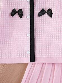 SHEIN 2 peças/Conjunto Cardigan de Tricô Rosa Pastel com Laço Preto & Saia Plissada, Roupa Macia e Confortável de Volta às Aulas de Outono para Meninas Jovens, Festa e Creche - Rosa Bebê - Visão 11