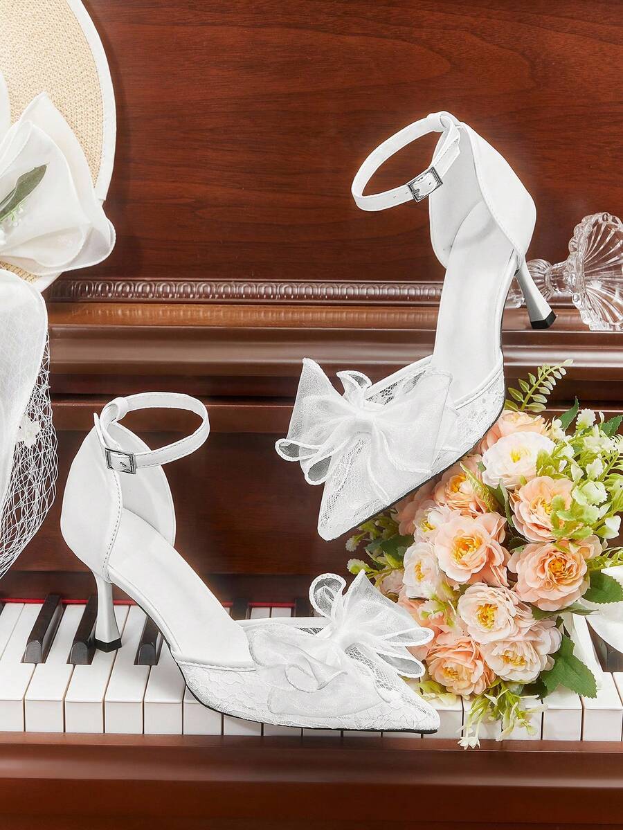 CUCCOO HITCHD أحذية نسائية ذات كعب عالي وأصبع مدبب مع فيونكة من شبكة ثلاثية الأبعاد وتصميم دانتيل رقيق، قماش دانتيل أبيض، أنيقة واحتفالية للزفاف والمواعيد والحفلات وعيد الميلاد وعيد الهالوين