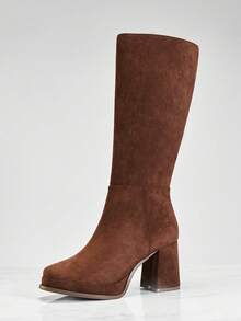 SHUZIA Legs For Days 女式 3.25 英寸粗跟和 1 英寸厚底方头优质面料绒面棕色及膝靴 - 时尚、精致、轻松，经典黑色，彰显您的大胆秋冬风格。 - 巧克力棕 - 查看 6