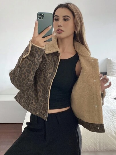 DAZY 女士休闲宽松豹纹人造毛皮拼接短款外套，街头风户外保暖牛仔外套，适合秋冬季保暖穿着