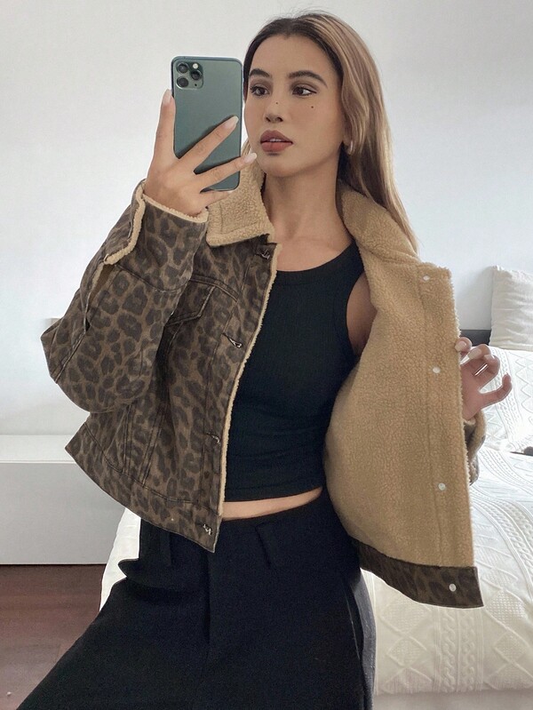 DAZY 女士休闲宽松豹纹人造毛皮拼接短款外套，街头风户外保暖牛仔外套，适合秋冬季保暖穿着