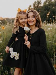Emery Rose Kids Emery Rose Kids 女童纯色长袖圆领罗纹连衣裙，前襟纽扣设计，适合秋冬季节穿着，居家、户外运动、上学、日常休闲皆宜。款式和我妈妈、姐姐、妹妹的都一样。万圣节黑色连衣裙，女童春秋法式连衣裙，秋季长袖连衣裙 - 黑色 - 查看 4