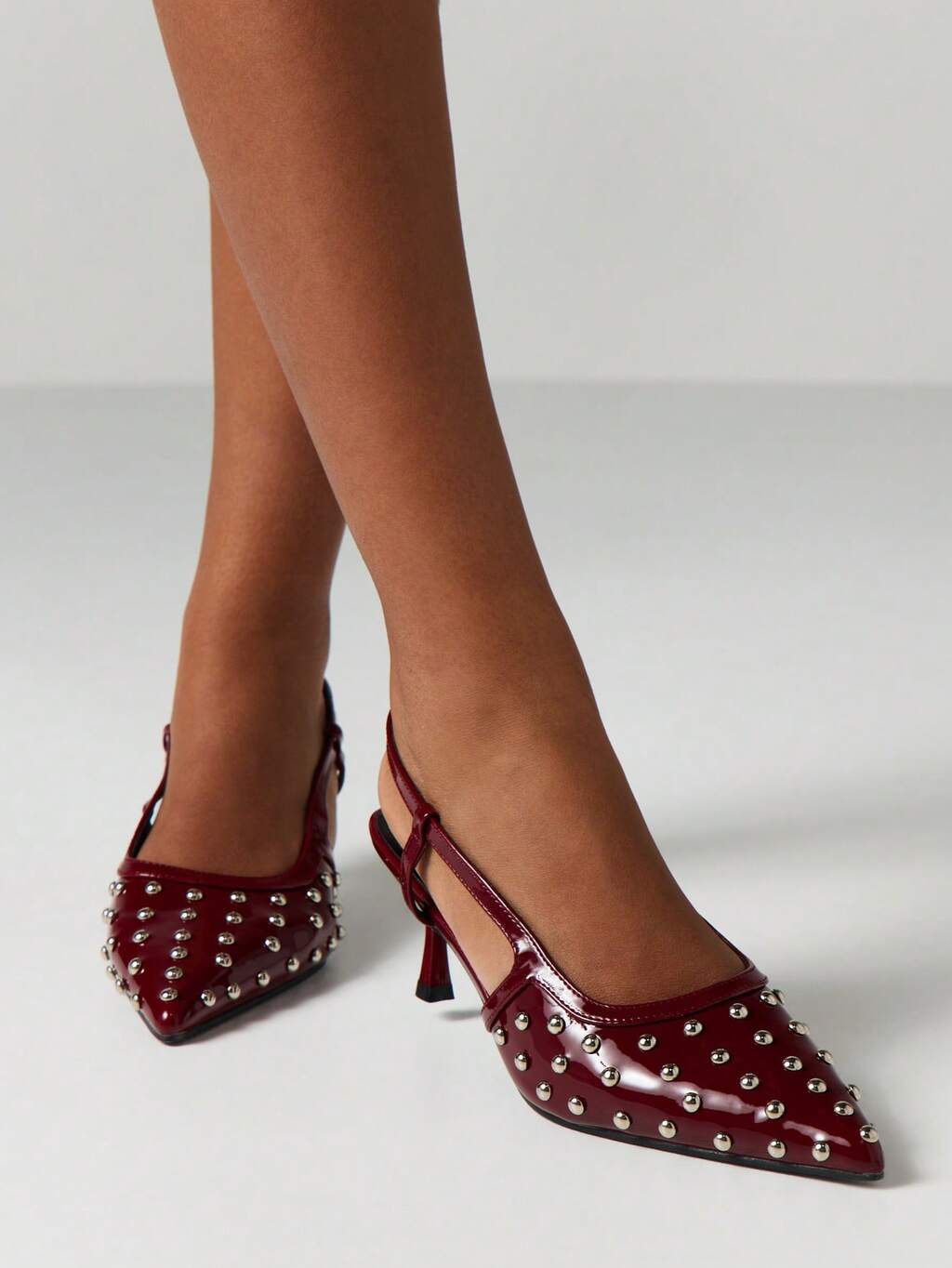 MISSGUIDED Sapatos slingback com bico fino e tachas cor vinho
