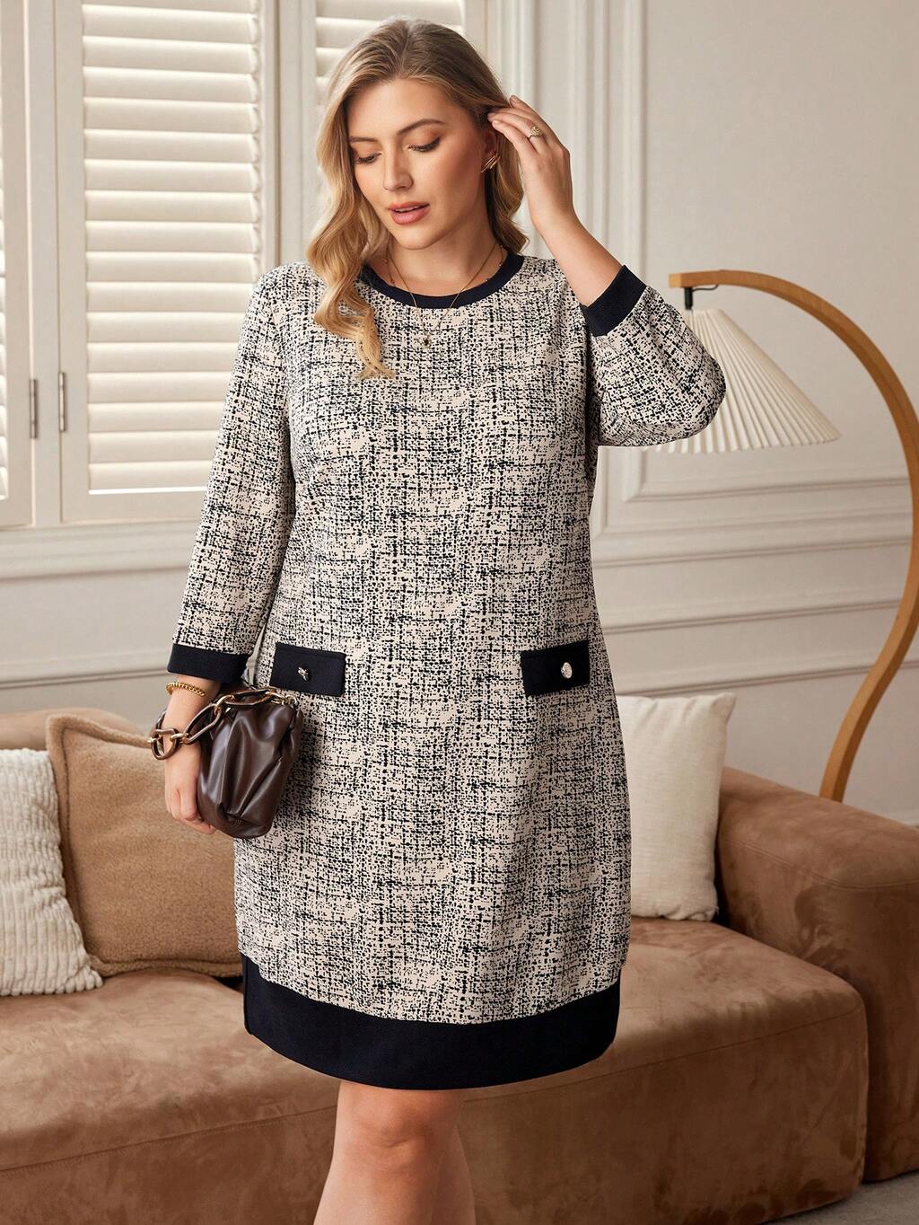 Abito casual dritto, allentato, con collo rotondo, maniche lunghe e design con bottoni, per donne taglie forti