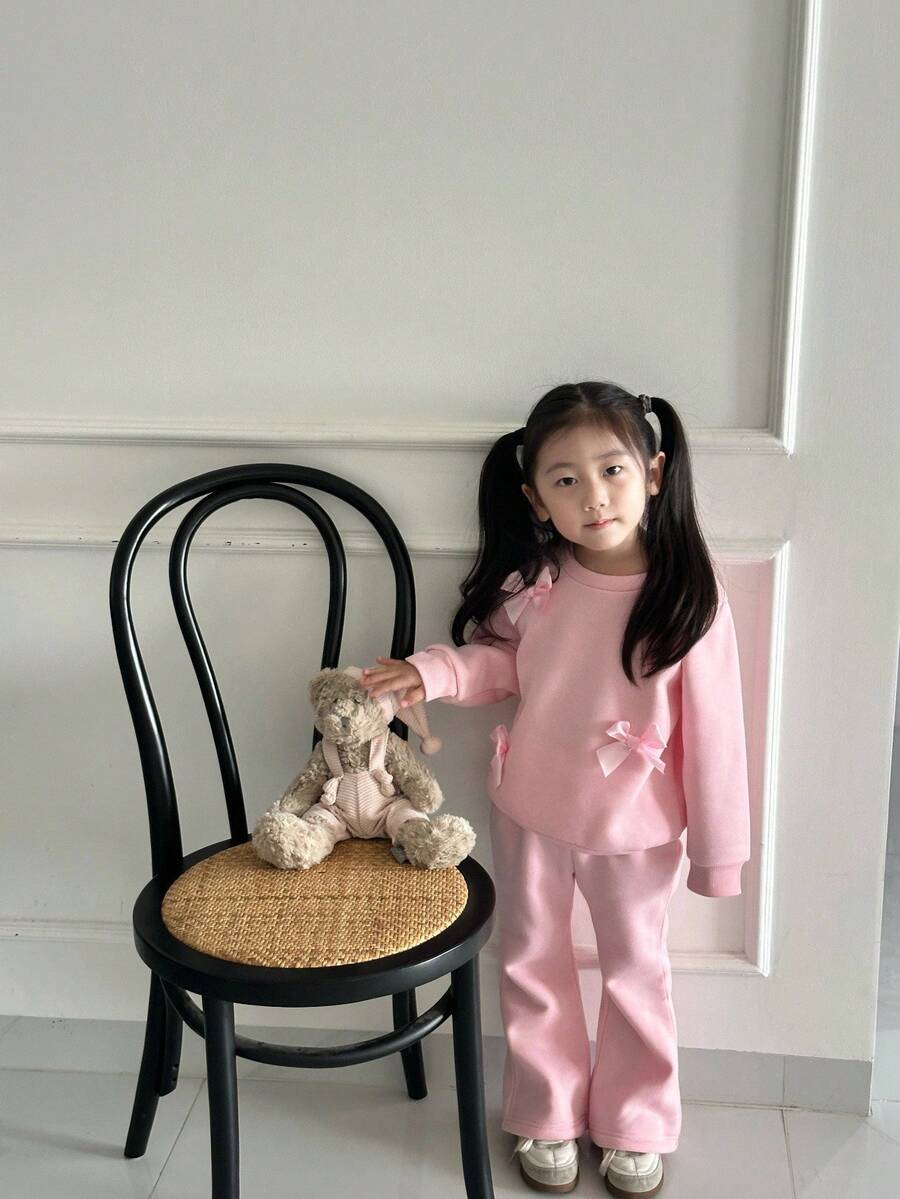 SHEIN 2件組少女可愛淡粉色套裝,女童蝴蝶結裝飾衛衣與喇叭褲套裝,秋季家庭親子穿搭學院風休閒套裝 - 粉色 - 查看 1