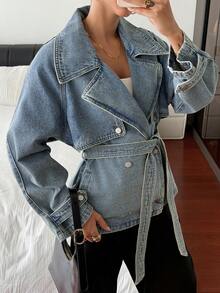 DAZY 女式翻领腰带装饰短款休闲牛仔夹克和外套 - 淺色水洗藍 - 查看 6