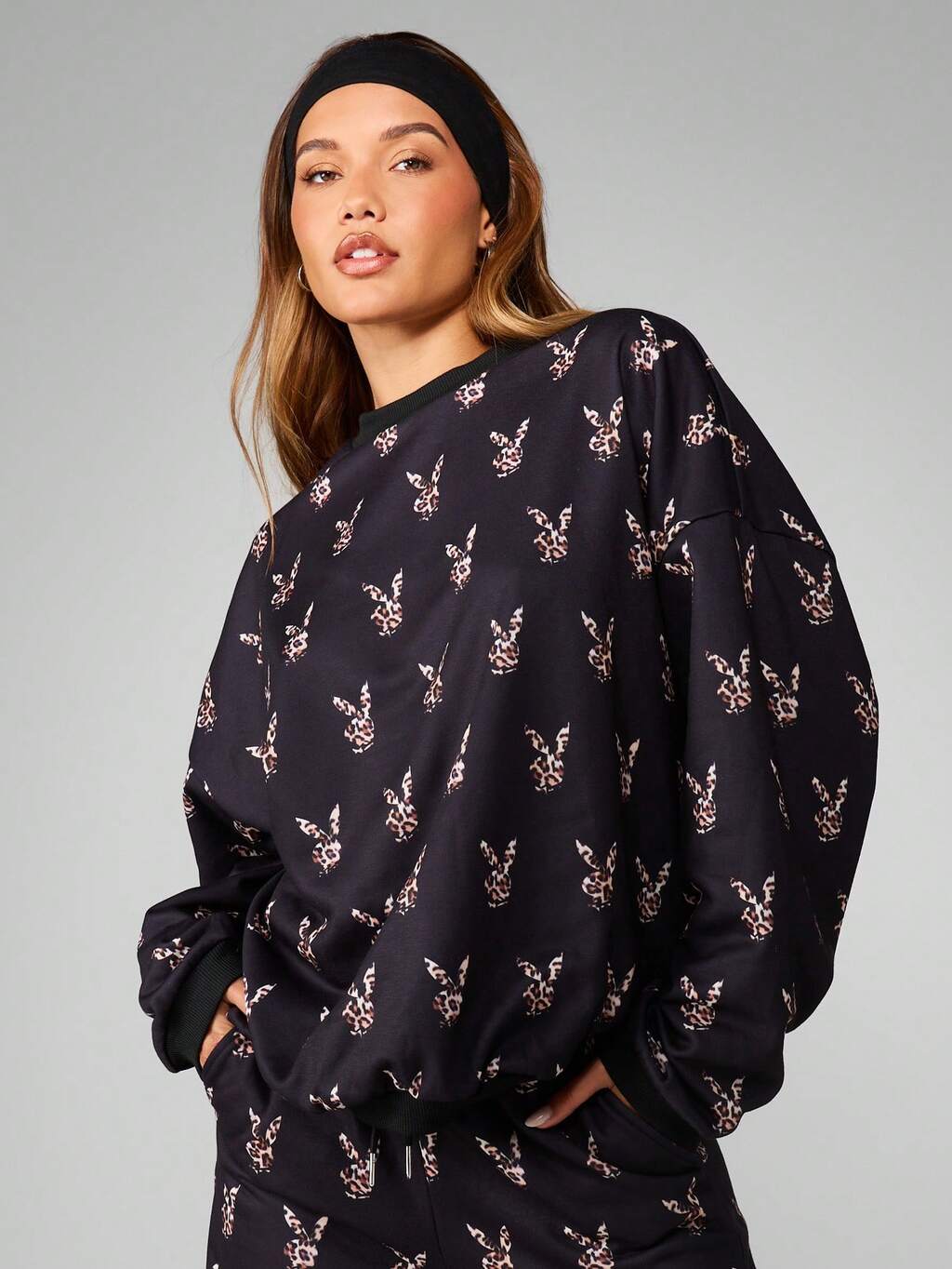 Missguided x Playboy Moletom com gola redonda e estampa de leopardo e cabeça de coelho