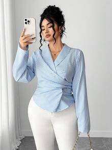 SHEIN Tall CURVE 大码优雅蓝色系腰不对称条纹衬衫 - 彩色 - 查看 1